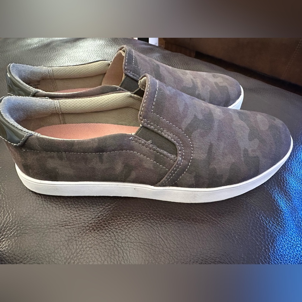 Dr Scholl’s women’s slip on camo shoes size 8